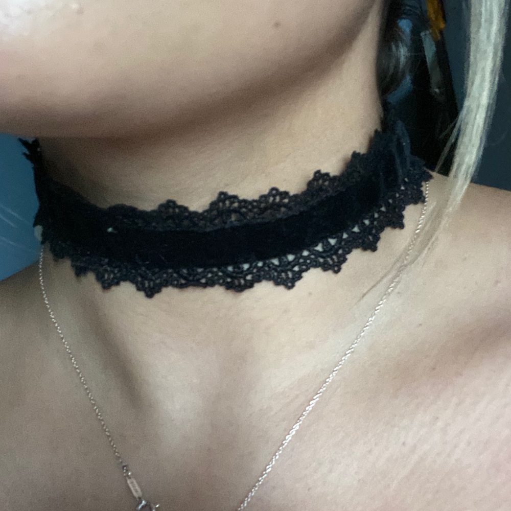Lacey velvet choker